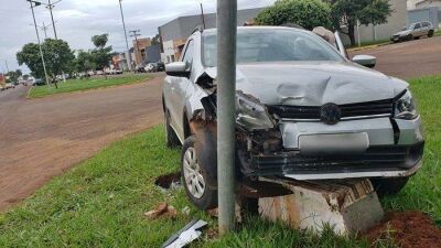 Imagem da notícia Enquanto dirigia, motorista passa mal e bate carro em poste em São Gabriel do Oeste